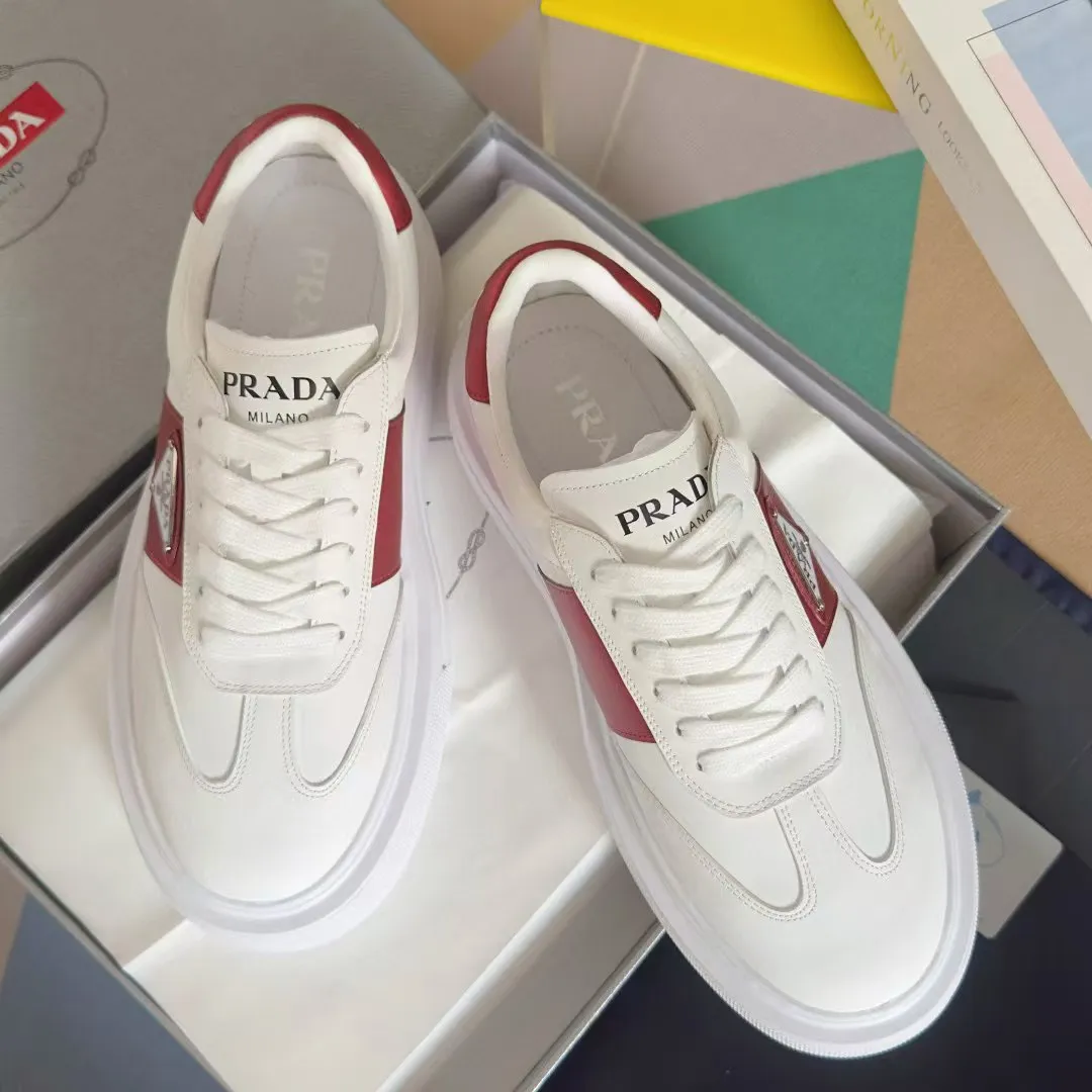 👟👟Ex-factory price 600👟👟 Couple model Prada Latest Couple model Triangle logo Thick sole Casual white shoes Sneakers Original purchase development and production This sneaker combines simple lines and distinctive details into a modern design. The leather upper presents a refined silhouette, with the Prada contrasting logo embellished on the tongue and side inserts. Exquisite packaging at the delivery counter 🛍📦 ▪️Fabric: Original custom imported cowhide material ▪️Lining: Original custom made soft sheepskin ▪️Sole: Original molded non-slip rubber outsole ▪️Sole thickness: 4CM ▪️Size: Women's 35-40 / Men's 39-45